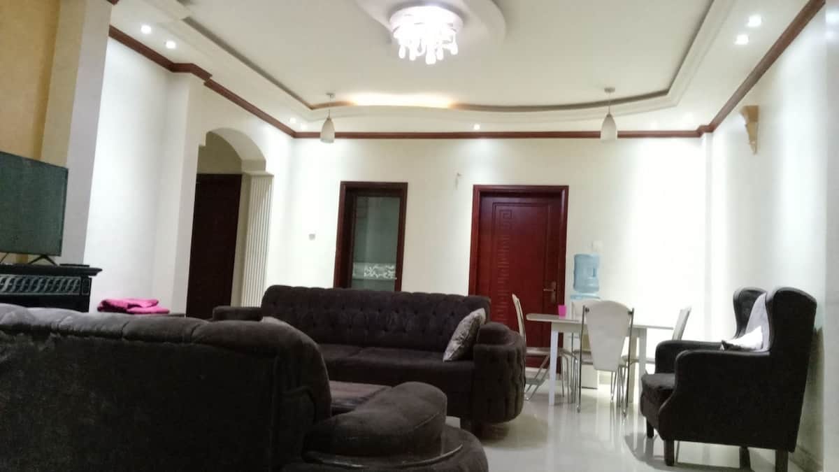 Lovely modern 2 bedrooms with free parking lot